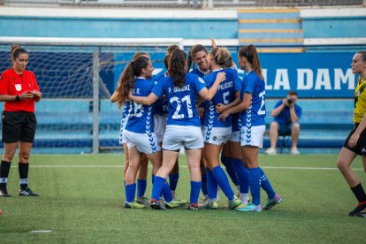 Las jugadoras del AEM celebran uno de los tres goles que anotaron en la segunda mitad del encuentro. - PAU PASCUAL