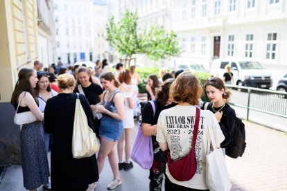 Els fans de Taylor Swift es troben a prop de l’'arbre del braçalet de l’amistat’ després que l’organitzador cancel·lés els tres concerts de la cantautora nord-americana Taylor Swift a causa del risc d’un atac a Viena.