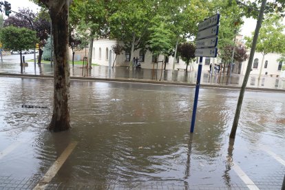 Acumulación de agua en una calle de Lleida por un temporal de lluvia anterior