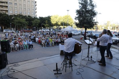 Lleida-Instituts Sant Ignasi. Numeroso público disfrutó ayer por la tarde en la plaza de Espanya de un recital de habaneras en el broche musical a la Festa Major de este barrio de la capital del Segrià. - PAERIA