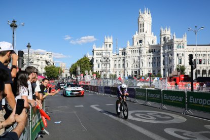 Un ciclista durante la última etapa de la Vuelta, que se celebró en las calles de Madrid. - EUROPA PRESS