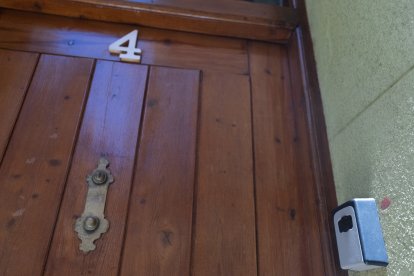 La puerta de una vivienda de alquiler.