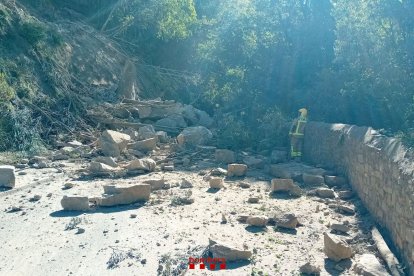 Un bomber treballant en el despreniment de roques a Manresa.