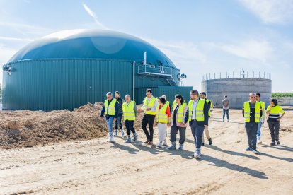 La consellera Alícia Romero visita la planta de biogàs d'Alcarràs.