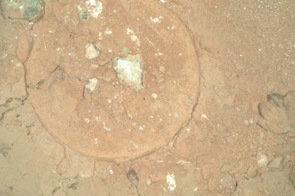 El rover Perseverance de la NASA adquirió esta imagen, un mosaico nocturno de la zona de abrasión, utilizando su cámara SHERLOC WATSON, ubicada en la torreta al final del brazo robótico del rover.