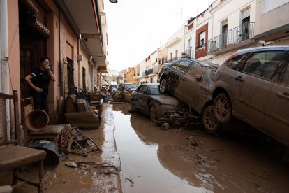 Cotxes apilats en un carrer de l'Alcúdia, a causa de la dana