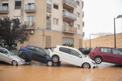 Varios vehículos accidentados por la DANA en el barrio de la Torre de Valencia.