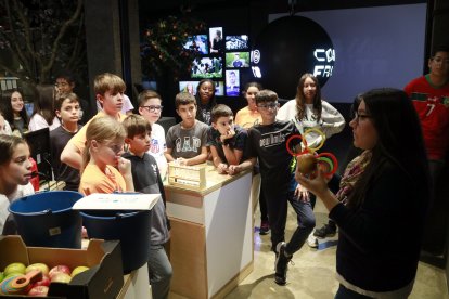 Alumnes de 1r d'ESO de l'Institut Samuel Gili i Gaya de Lleida durant una visita al Cosmofruita