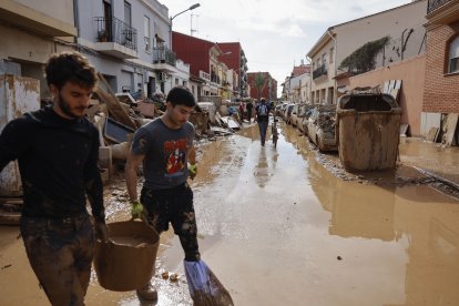 Vecinos de La Torre limpian las calles y sus viviendas, este viernes.