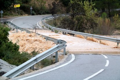 El riu Algars salta sobre la carretera T-3341 d'Horta de Sant Joan a Arenys de Lledó