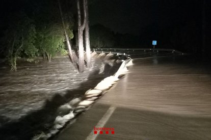 Carretera C-31B inundada al punt quilomètric 4.