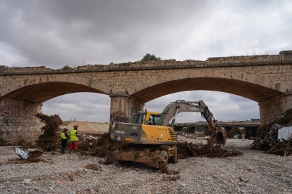 Un equipo de la UME trabaja en el barranco del Poyo en Godelleta, Valencia.