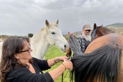 L'artesana Emma Grau tallant una mica de pèl de cavall de la cua per fer-ne una polsera