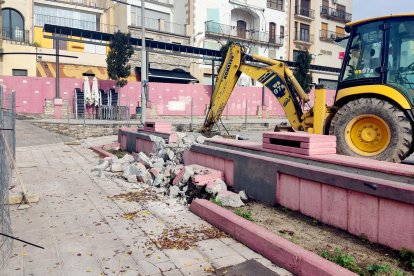 Maquinària treballant en els treballs d'enderroc de la font de formigó de la plaça de les Nacions Sense Estat de Tàrrega