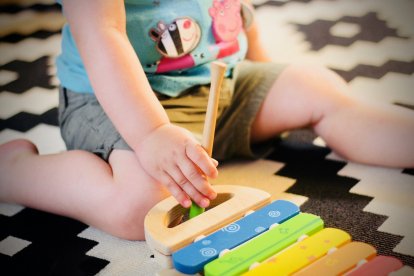 Imagen de archivo de un niño jugando.