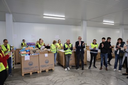 Ochenta voluntarios trabajan en las instalaciones de Edullesa para clasificar el material recogido en la capital del Segrià.