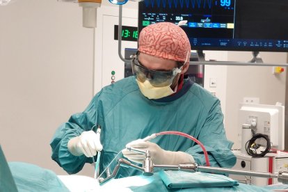 Un professional de l'Hospital Sant Pau aplica per primer cop la cirurgia tubular per extirpar un tumor del canal medul·lar.