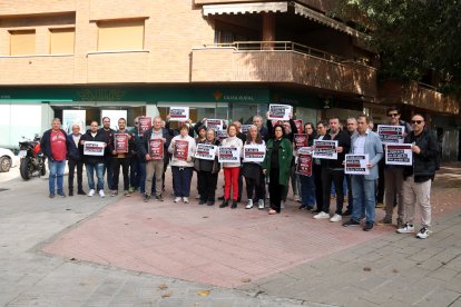 Concentració de CCOO davant la seu al carrer Enric Granados de Lleida en suport als afectats per la dana.