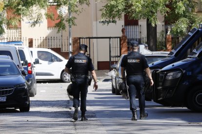 Agents de la Policia Nacional durant una operació.