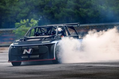 És l’última evolució en una sèrie de vehicles de prova que tanquen la bretxa entre la tecnologia de motorsport i els models de producció de N.