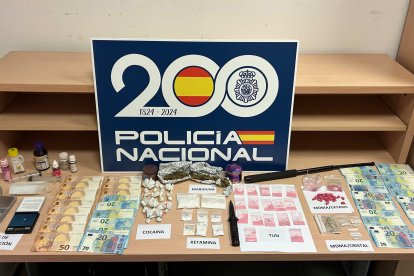 El material decomisado por la policía española en un registro en un domicilio de Lleida donde, presuntamente, operaba una red de distribución de droga.