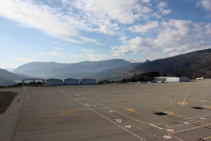 Pla general on es veu part de la pista de l'aeroport d'Andorra - La Seu i dos dels nous hangars que s'estan construint. Imatge del 18 de desembre de 2020 (Horitzontal).