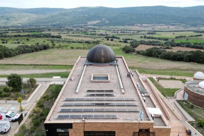 Plaques solars a la teulada del Parc Astronòmic del Montsec a Àger