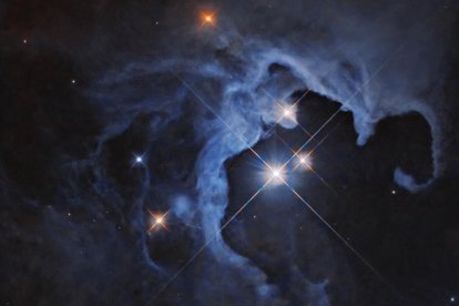 Esta imagen del telescopio espacial Hubble capta un sistema de tres estrellas que puede albergar planetas potencialmente habitables. Nuestro vecino estelar más cercano, el sistema Alpha Centauri, incluye tres estrellas.