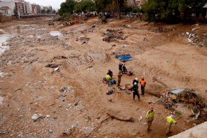 Diversos grups de rescat busquen desapareguts a la llera del barranc del Poio a Paiporta el 3 de novembre.