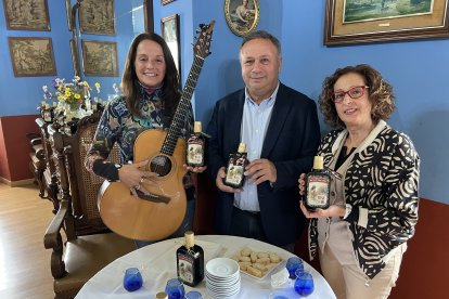 Presentació de l'oli fet amb oliveres que es cultiven amb música a Torrebesses