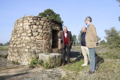 El regidor de Bot, Jaume Sabaté, l'alcalde Torrebesses, Mario Urrea, i el director de l'IEI, Andreu Vàzquez, mirant l'aljub del Ribot de Torrebesses.