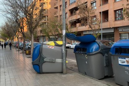 Un contenidor tombat pel vent aquest dimecres a la ciutat de Lleida.