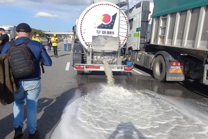 Los transportistas franceses derraman vino de Campo de Criptana en la frontera.