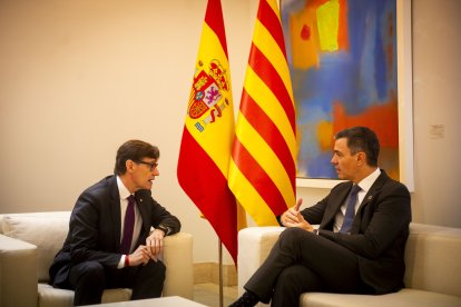 El president del govern espanyol, Pedro Sánchez, i el president de la Generalitat de Catalunya, Salvador Illa, aquest divendres al palau de la Moncloa.