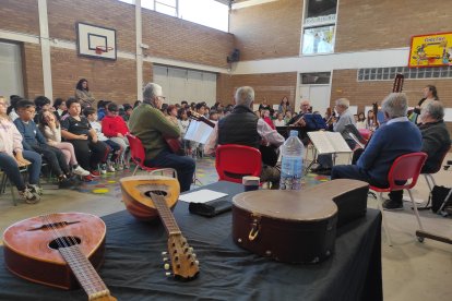 Els alumnes han pogut conèixer de prop diferents instruments tradicionals de corda.