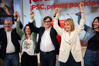 El cap de llista del PSC, Salvador Illa, en una compareixença després de guanyar les eleccions amb la cap de campanya, Lluïsa Moret, la número 2, Alícia Romero, i l'alcalde de Barcelona, Jaume Collboni, el 12 de maig del 2024.