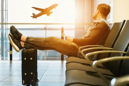 Imagen de archivo de una persona esperando en un aeropuerto.