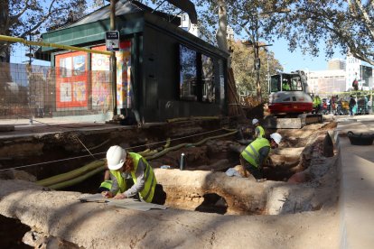 Obrers i arquitectes treballant en les obres de la Rambla de Barcelona.