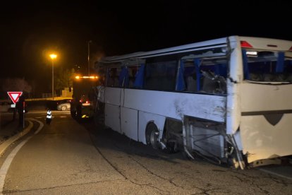 Trasllat de l'autocar accidentat a Portè (Alta Cerdanya) remolcat per una grua.