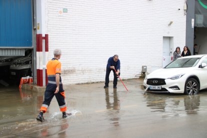 Magatzems plens d'aigua al polígon de la Llobatona, a Viladecans.