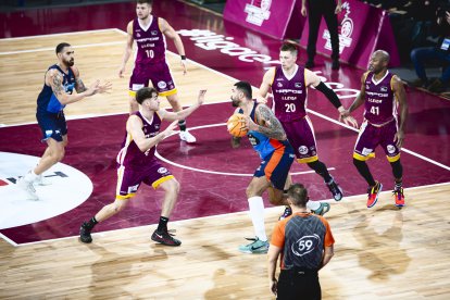 Un moment del partit entre l'Hiopos Lleida i el Leyma Coruña al Barris Nord.