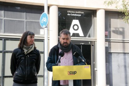 La portaveu de la CUP, Susana Moreno, i el diputat de la CUP Dani Cornellà a una roda de premsa davant de l'Oficina Antifrau de Catalunya.