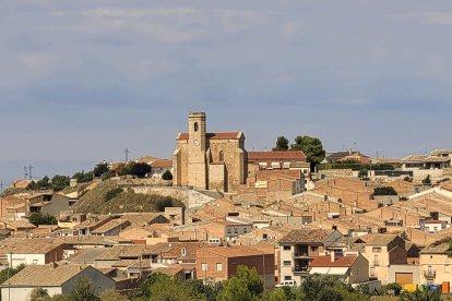 L’església de Santa Maria corona el turó a la falda del qual s’escampa Preixana.