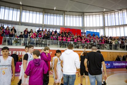 Els jugadors lleidatans van rebre el suport de l’afició al pavelló tarragoní.