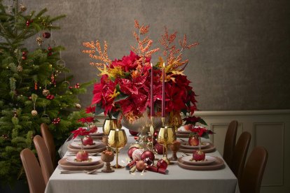 Una mesa de restaurante decorada para las fiestas.