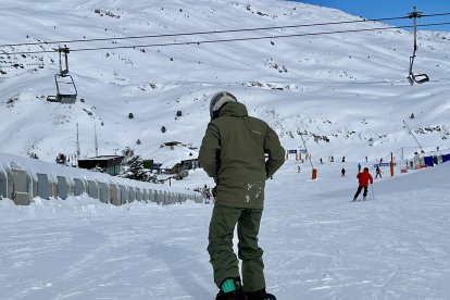 Una persona practicant snow a Baqueira Beret.