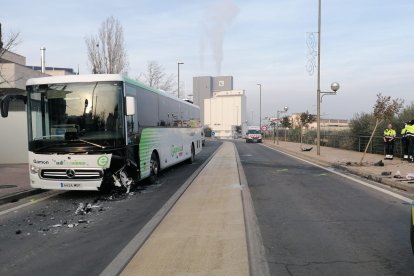 Una imatge de l'autocar de línia implicat en l'accident a Almenar.