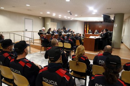 Fort desplegament policial a l'Audiència de Lleida durant la vista de conformitat per a 31 acusats condemnats per narcotràfic.