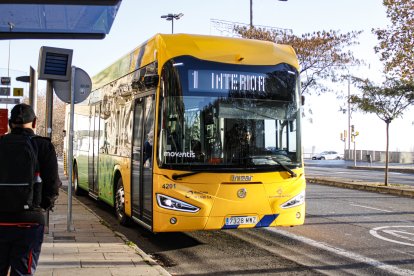 Un dels autobusos elèctrics de Lleida, aquest dissabte.