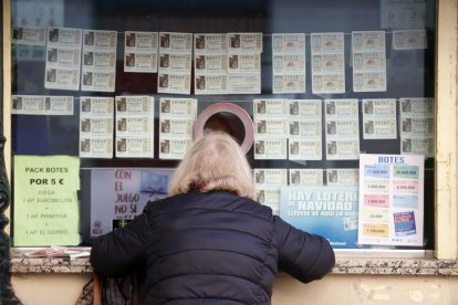 Una persona compra lotería en un punto de venta.